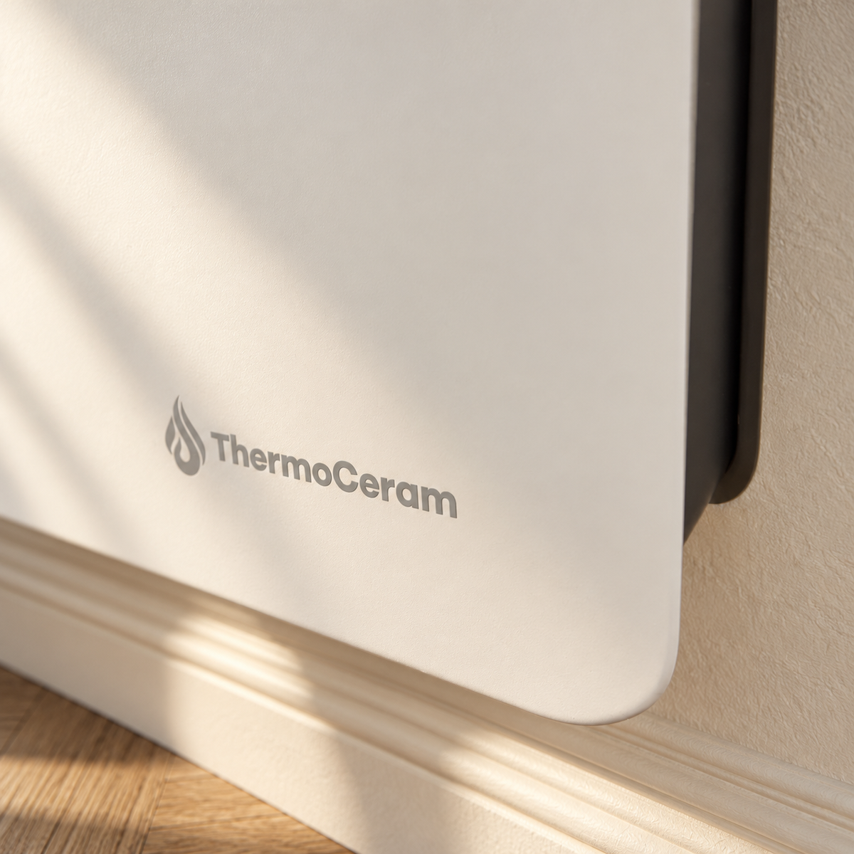 Gros plan du logo ThermoCeram et de la finition du radiateur Molia blanc dans un intérieur lumineux